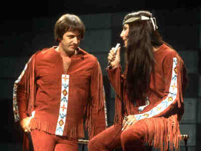 Сонни Боно вместе с Шер. Ещё пока вместе... После развода супругов в 1974 году дуэт распался. Сонни Боно стал политиком, членом Палаты представителей США, а Шер стала популярной соло-певицей и киноактрисой (премия «Оскар» за лучшую женскую роль).