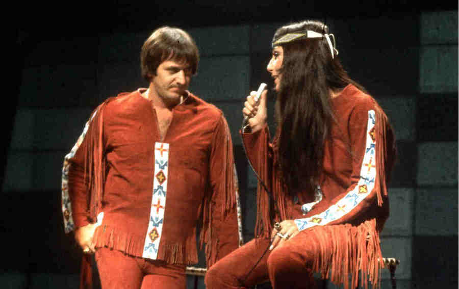 Сонни Боно вместе с Шер. Ещё пока вместе... После развода супругов в 1974 году дуэт распался. Сонни Боно стал политиком, членом Палаты представителей США, а Шер стала популярной соло-певицей и киноактрисой (премия «Оскар» за лучшую женскую роль).