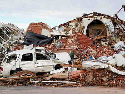 Национальная метеорологическая служба США сообщает, что за 24 часа было зарегистрировано 32 сообщения о торнадо в Арканзасе, Миссури, Теннесси, Кентукки и Иллинойсе.