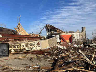 Торнадо со скоростью ветра 455 км/ч находился на земле в течение 90 минут. Губернатор штата объявил чрезвычайное положение и задействовал охрану и полицию штата. Такое большое количество жертв предполагается, так как торнадо разрушил завод в Мэйфилде, где в тот момент находилось около 110 человек.