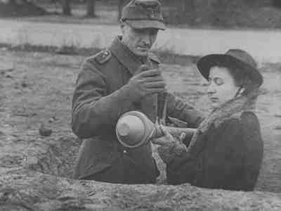 В конце 1944 года в нацистской Германии в ополчение стали ПРИНУДИТЕЛЬНО призывать женщин возрастом от 18 до 60 лет.