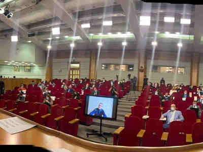 Обычно, Вы видите Сергея Лаврова, который отвечает на вопросы журналистов. А вот, что в этот  момент  видит Сергей Лавров?