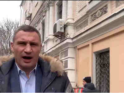 Кличко включил режим имбицила (или не включил, в этом случае сложно угадать) и зачем попросил выслать ему документы на ваттсап.