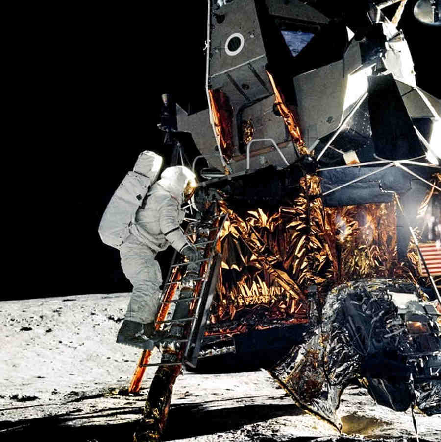 Астронавт на Луне