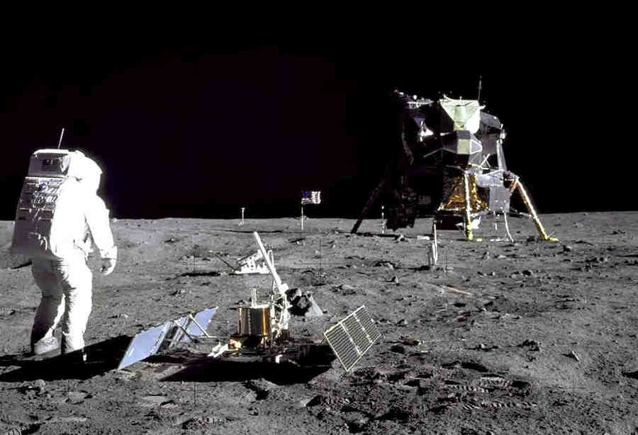 Астронавт на Луне