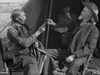 Уильям Коди (справа) получил прозвище Буффало Билл, то есть Бизоний Билл, после того, как в возрасте 22 лет убил несколько тысяч бизонов. Еще через некоторое время Буффало Билл основал шоу «Дикий Запад», где показывали родео и инсценировки из жизни ковбоев и индейцев. Шоу сделало Буффало Билла звездой мирового уровня: он выступал с ним по всей Америке, а также давал представления в Европе. К участию в шоу Буффало привлек нескольких индейских вождей, в основном из группы племен сиу. Среди них был и Железный Хвост (слева) — вождь племени оглала и самый известный индеец той эпохи.