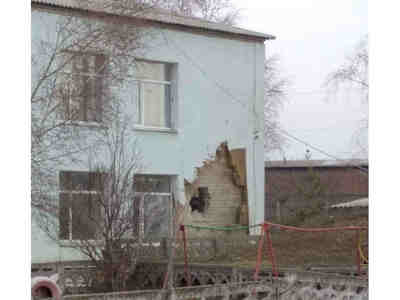 После попадания снаряда окна уцелели. КАК?