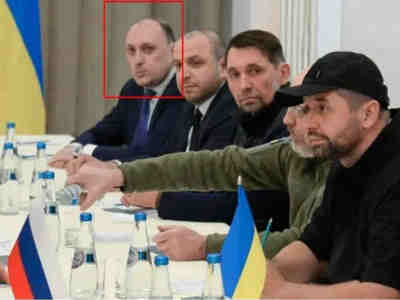 СМИ сообщают об убийстве в Киеве Дениса Киреева - члена первой украинской переговорной делегации с РФ в Гомеле. «Украинская правда» со ссылкой на высокопоставленных собеседников в силовом блоке и политических кругах сообщает, что его подозревали в государственной измене. Изначально об этом событии сообщил нардеп Александр Дубинский и издание «Обозреватель». По словам собеседников в политических кругах, «у Службы безопасности были четкие данные государственной измены Киреева, в том числе телефонные переговоры». Убит он, по информации СМИ, при задержании, сотрудниками СБУ. Вот такая история из разряда «внезапно».