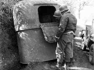 С тыльной стороны имелся небольшой люк для входа боевого расчёта из пулемётчика и наблюдателя.