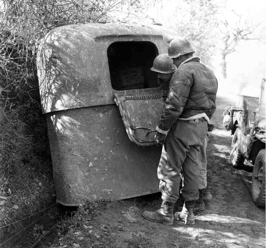 С тыльной стороны имелся небольшой люк для входа боевого расчёта из пулемётчика и наблюдателя.