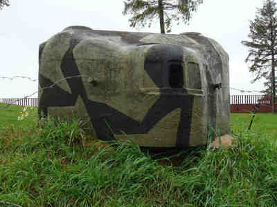 MG- Panzernest -  это немецкая передвижная бронированная станция для пулемета MG-34 или MG-42 с гарнизоном в два человека. Обслуживание точки производилось двумя пулеметчиками – один стрелял, второй наблюдал за полем боя.