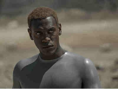 В роли Отца, другого андроида - британский актёр Абубакар Салим