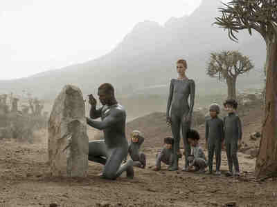 Андроиды под именами Мать и Отец прибывают на безлюдную полупустынную планету, где им предстоит основать человеческую колонию.