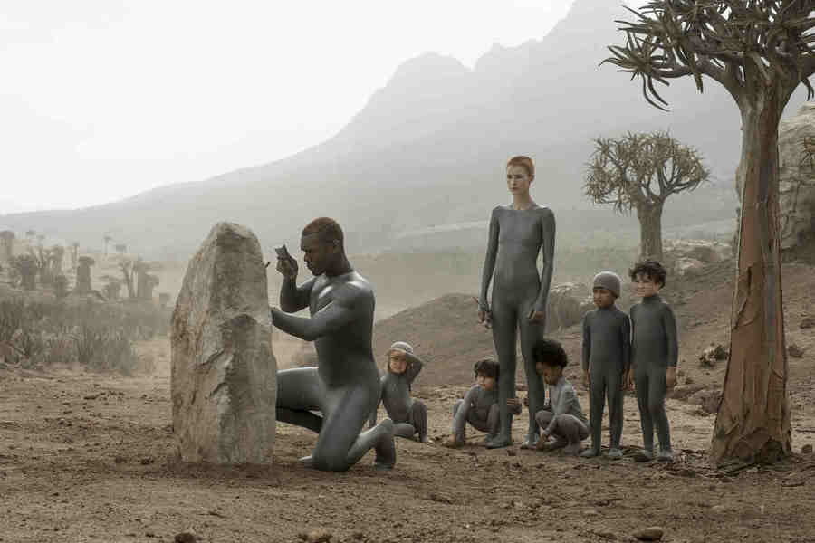 Андроиды под именами Мать и Отец прибывают на безлюдную полупустынную планету, где им предстоит основать человеческую колонию.