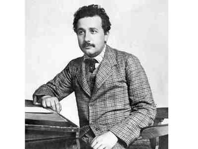 СТО сформулировал Альберт Эйнштейн в 1905 году и она связана с объяснением постоянства скорости света и тем на что это влияет.