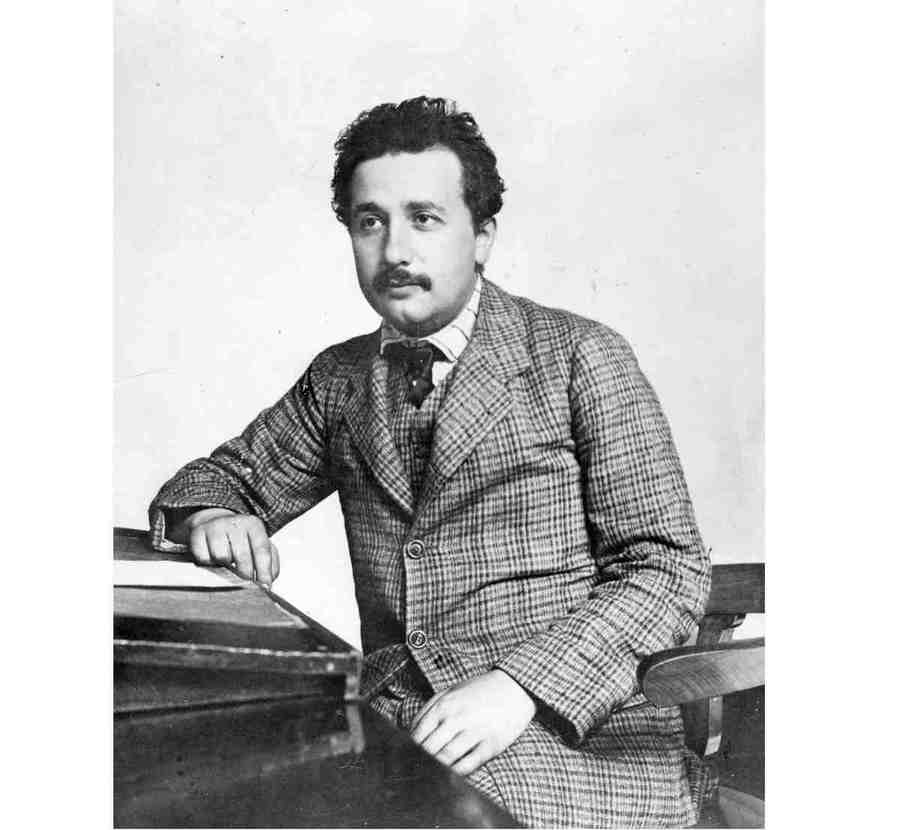 СТО сформулировал Альберт Эйнштейн в 1905 году и она связана с объяснением постоянства скорости света и тем на что это влияет.