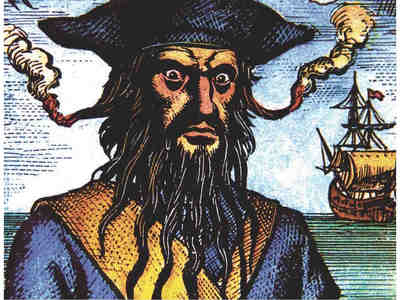 Одной из фирменных устрашающих «фишек» Черной Бороды были зажженные фитили в качестве элемента одежды: дым, змеиное шипение и ползущие огоньки создавали впечатление, что перед вами явившееся из преисподней олицетворение ужаса.