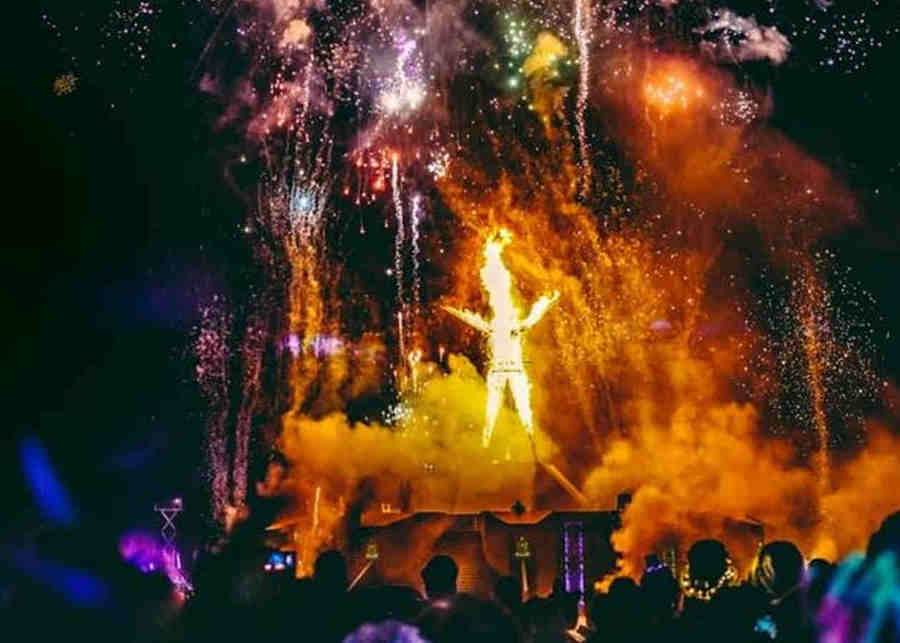 Сжигание деревянной статуи человека