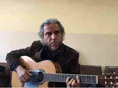 GARRI PAT - виртуоз игры на гитаре. Ищите на просторах Скайрима. тьфу, Youtube!