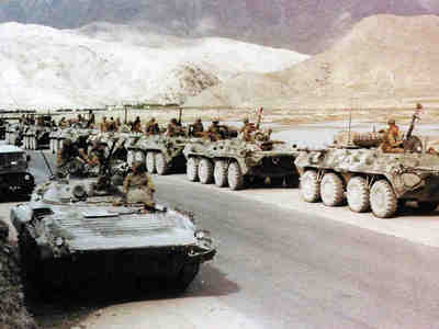 В Афганистан длинными колоннами стала обходить советская бронетехника.