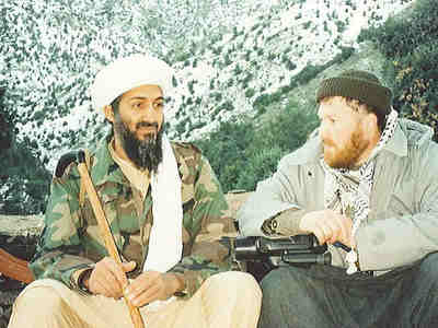 Усама бен Ладен - на фото слева - начинал как рядовой моджахед, стреляющий в колонны проходящих советских войск.