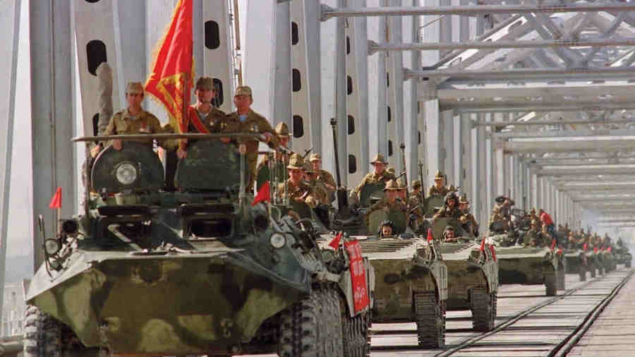 Февраль 1989 года — с цветами и развернутыми знаменами советские войска покидают  Афганистан. Многолетняя война Советского Союза в   Афганистане закончилась.