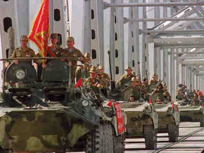 Советские войска в 1989 году покидают Афганистан.