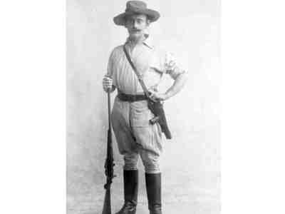 Мечтавший прославиться Карл Петерс, бывший  просто энтузиастом, организовал экспедицию в эти  края, которая состояла всего из трех человек.