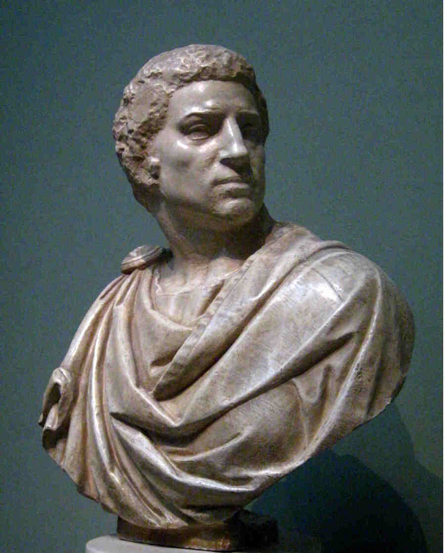 Как и многие римляне, Брут был потомком полководцев, которые защищали Римскую республику на протяжении многих поколений. Предок Брута, Луций, был известным человеком, участвовавшим в изгнании этрусских царей из Рима несколько веков назад.