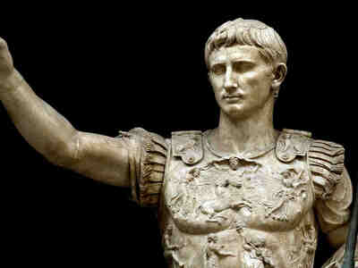 Марк Антоний и Октавиан выступили против друг друга после того, как отомстили за смерть диктатора, и Октавиан в конечном итоге одержал победу.