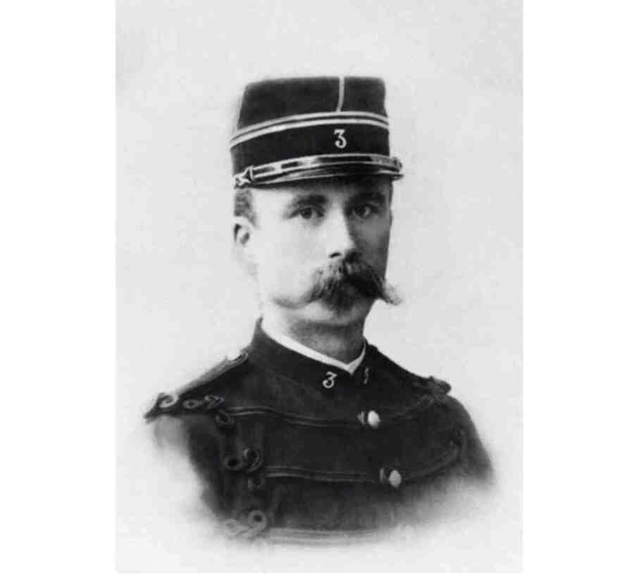 Карьера продвигалась  медленно - когда его однокурсники примеряли  генеральскую форму Петен оставался лишь полковником в генштабе, ему ясно дали понять - выше  он никогда не поднимется, слишком уж его взгляды шли в разрез с генеральной линией.  На фото - Петен в звании лейтенанта, 1880-е годы.