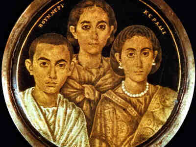 Ранее предполагалось, что это Галла Плацидия с детьми. На самом деле, её прижизненных портретов не сохранилось.