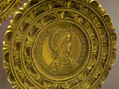 Портрет Галлы Плацидии на золотом медальоне.