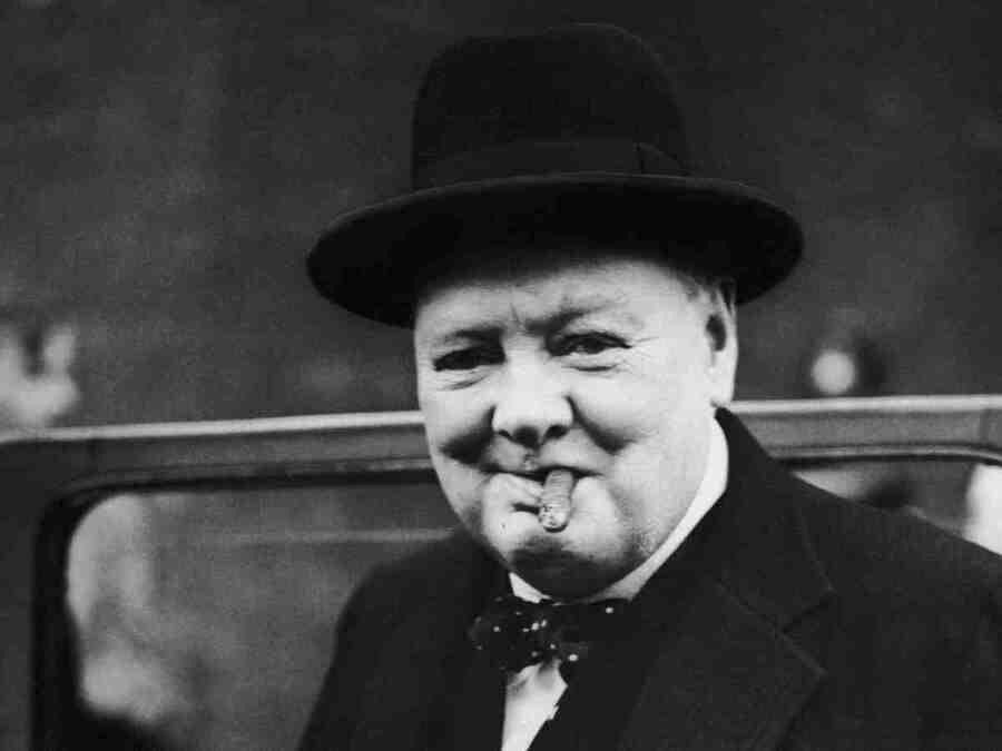 Пожилой полноватый мужчину с сигарой на лице с некой хитрой улыбкой или угрюмостью. Именно таким его изображают наиболее популярные фотографии.