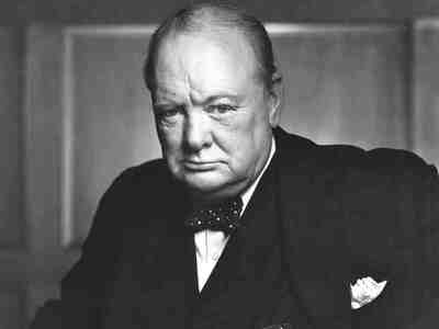 И благодаря этому поймал этот взгляд, полный укора и жесткости, который стал символом британского сопротивления во Второй мировой, символом того, что союзники готовы идти до конца на пути к победе.