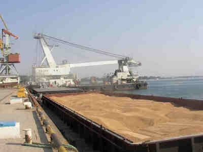 Россия приостановила участие в соглашении по экспорту зерна из Украины.