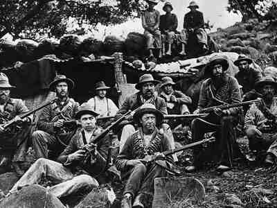 В конце XIX века на территории южной Африки разразилась война. Между Великобританией и двумя маленькими республиками началась англо-бурская война, полная драматических событий.