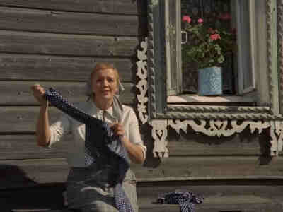 Линия тёти Фроси, несмотря на то, как мало ей уделено экранного времени, именно она помогает зрителю найти ответ на центральный вопрос почему Афоня такой.