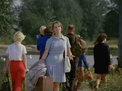 Да, он проигрывает в этой своей финальной битве, так как тетя Фрося давно умерла, но сам факт того, что Афоня определил, что он хочет сделать со своей жизнью, его отказ от гедонизма в пользу альтруизма помог ему заполучить таки любовь, просто не в том виде, в каком он себе её изначально представлял, а в виде Кати.