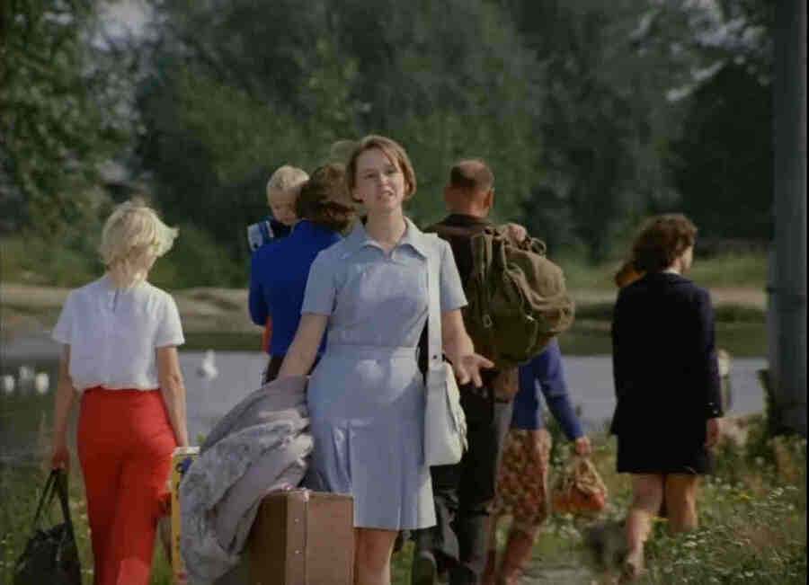 Да, он проигрывает в этой своей финальной битве, так как тетя Фрося давно умерла, но сам факт того, что Афоня определил, что он хочет сделать со своей жизнью, его отказ от гедонизма в пользу альтруизма помог ему заполучить таки любовь, просто не в том виде, в каком он себе её изначально представлял, а в виде Кати.