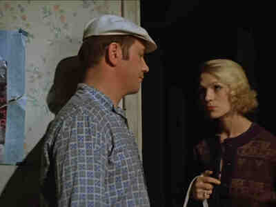 В конце первого акта от Афони уходит девушка, которая прожила с ним два года — это неожиданное происшествие.