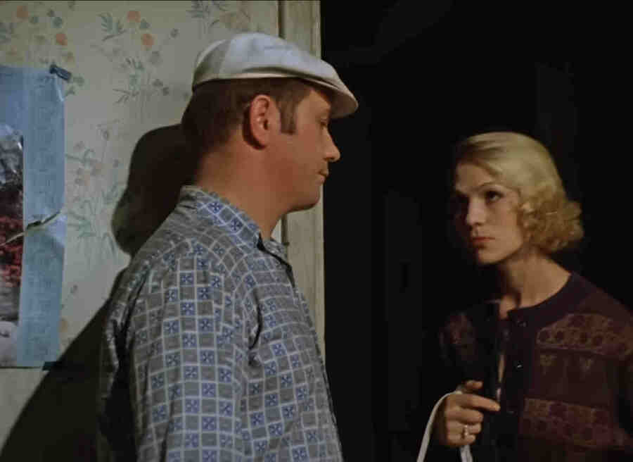 В конце первого акта от Афони уходит девушка, которая прожила с ним два года — это неожиданное происшествие.