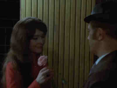 В конце второго акта оказывается, что Елена замужем — это непреодолимое препятствие.