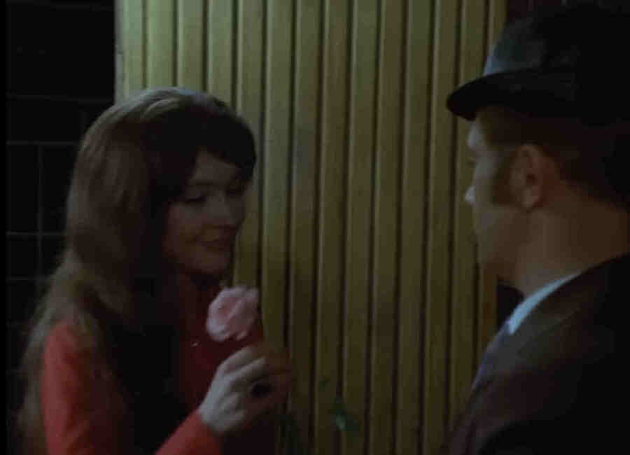 В конце второго акта оказывается, что Елена замужем — это непреодолимое препятствие.