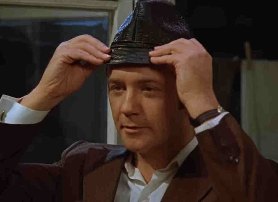 Причем если сначала Афоня от артефакта Коли отказывается, затем он сам о другом таком артефакте просит (головной убор).