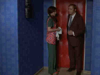 Афоня из кожи вон лезет, чтобы покорить Елену.