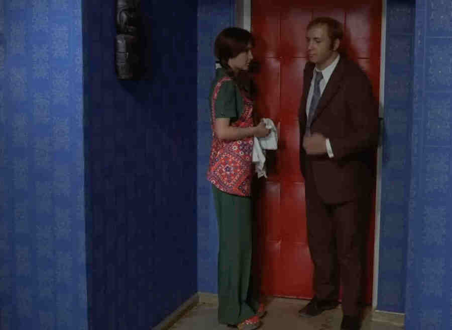 Афоня из кожи вон лезет, чтобы покорить Елену.