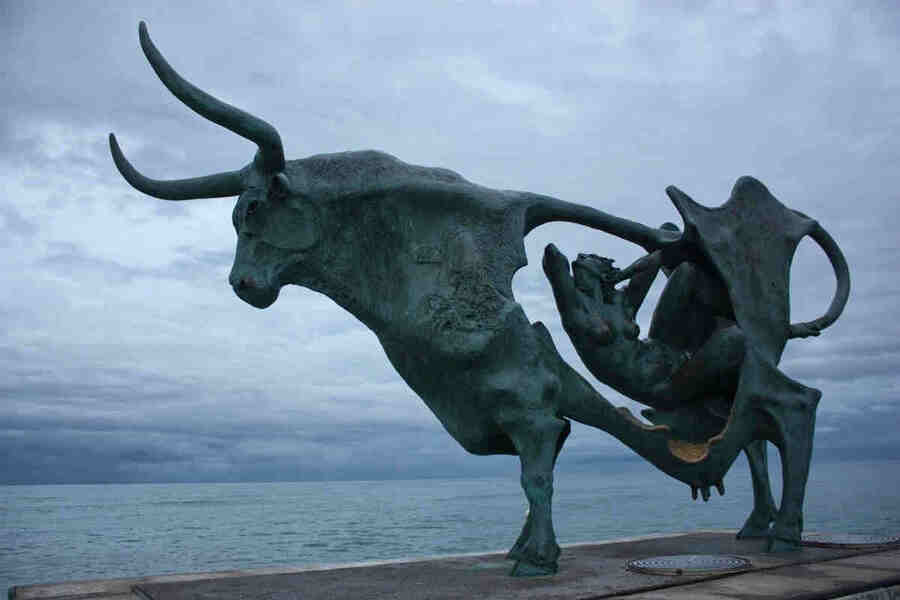 В наказание за это Посейдон, с помощью повелительницы любовных чар Афродиты наслал на Пасифаю непреодолимое влечение к этому быку. Таким вот образом на свет и появился Минотавр.