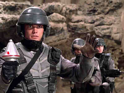 Его главный герой Джонни Рико вступает в ряды звёздного десанта и, участвуя в сражениях с арахнидами на других планетах, проходит путь от рядового до офицера.