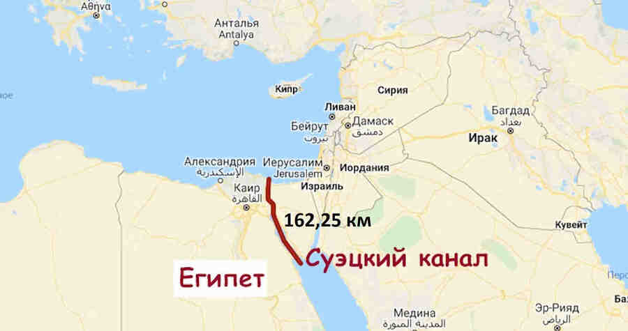 На данный момент длина самого канала составляет 162,25 км, а с учетом морских подходов от Порт-Саида до Порт-Тауфика - 190,25 км. Ширина на глубине 11 метров колеблется от 200 до 210 метров, а глубина фарватера составляет 22,5 метра.